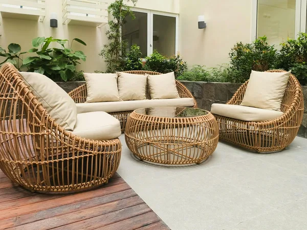 Arredo da esterno in rattan in patio giardino lussureggiante per relax
