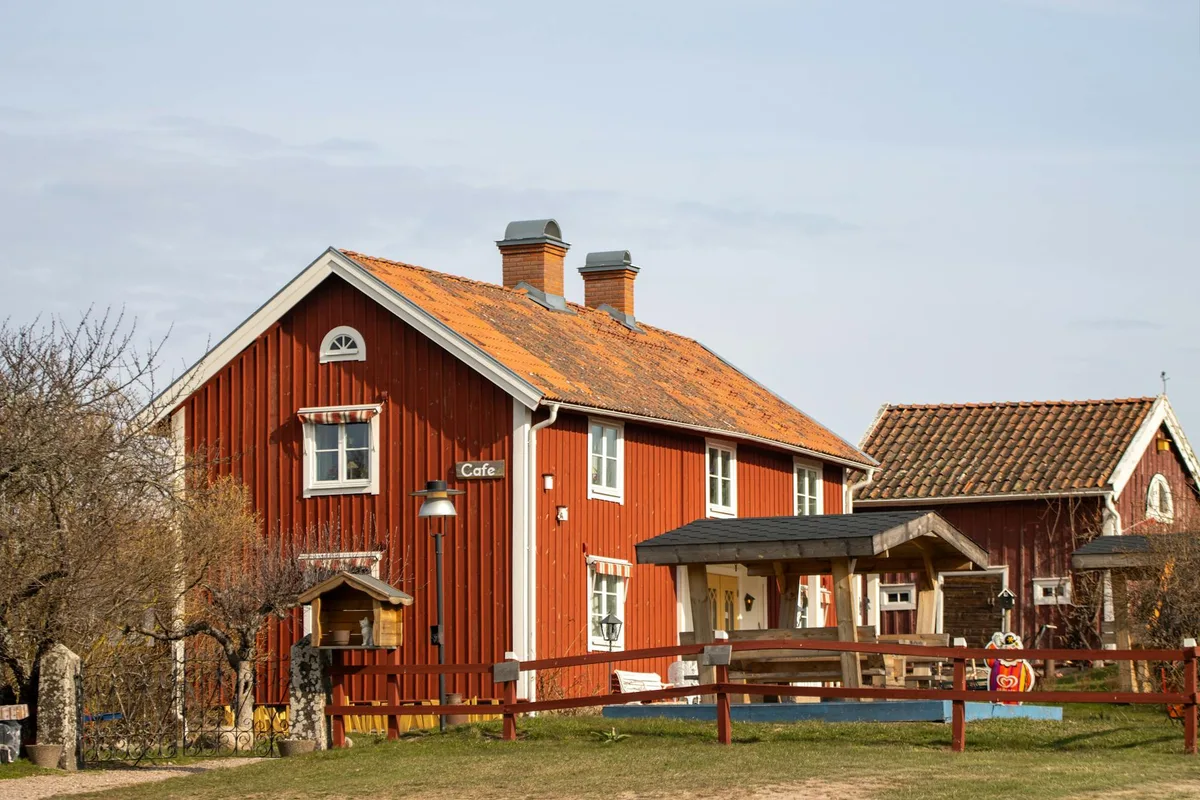 Klassisches rotes Holzhaus in Schweden mit gemütlichem nordischem Charme und Landleben