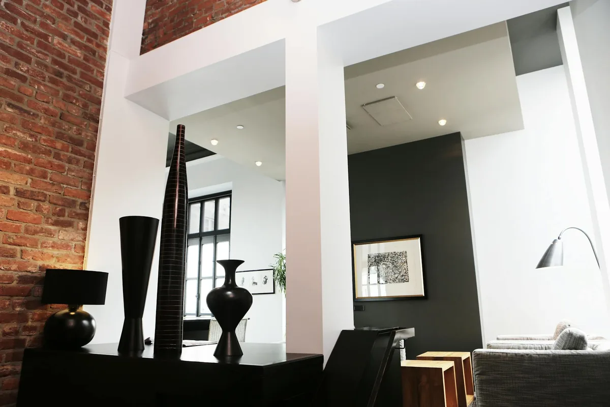 Loft moderno con interni contemporanei, mattoni a vista e accenti eleganti