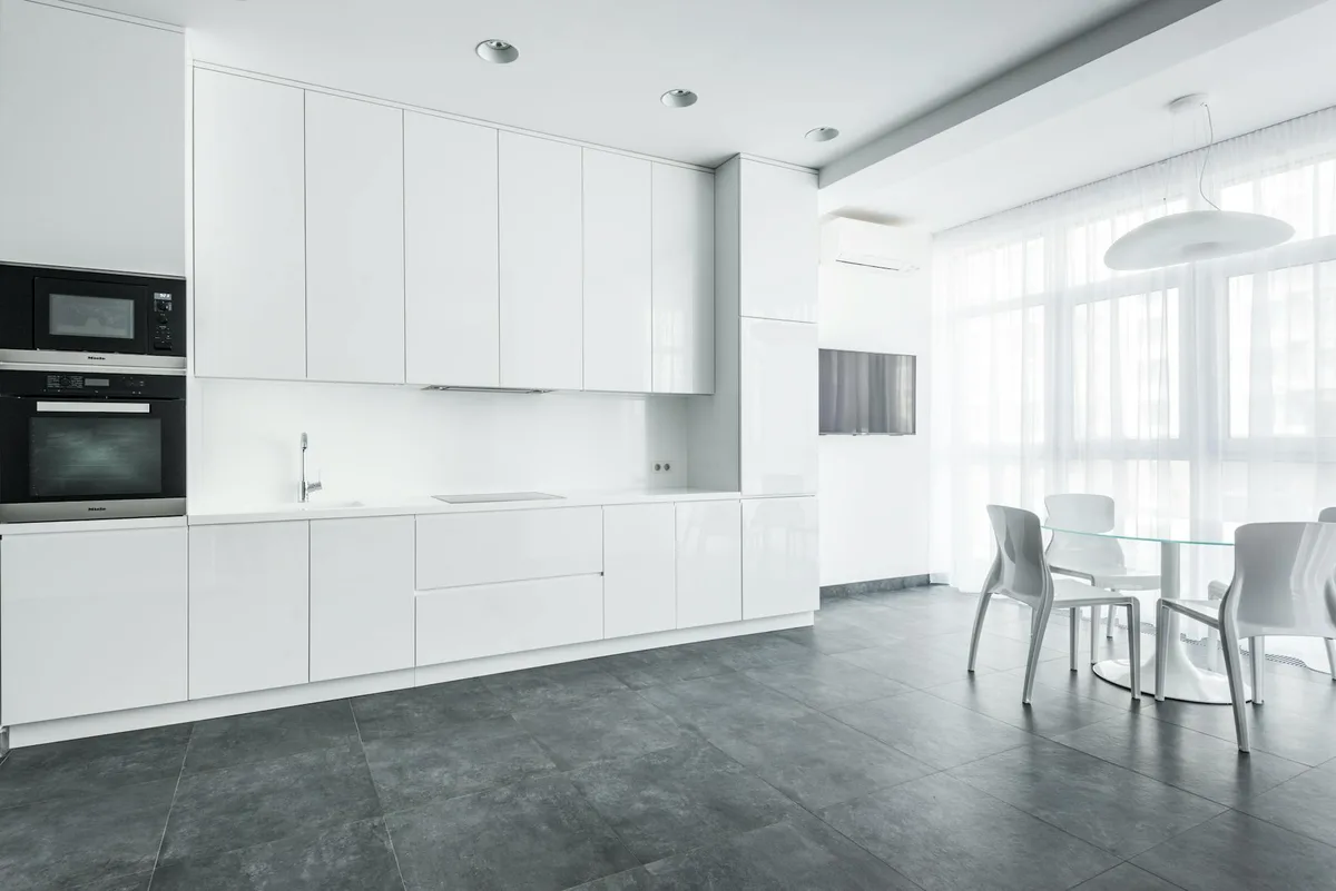 Cucina bianca minimalista con elettrodomestici moderni