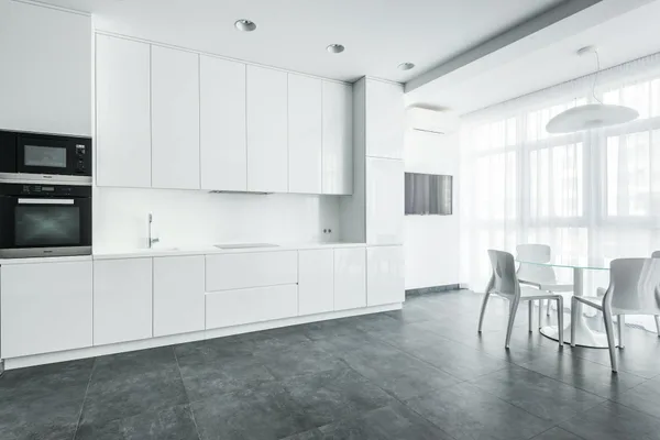 Elegante weiße Küche mit modernen Geräten und minimalistischem Design