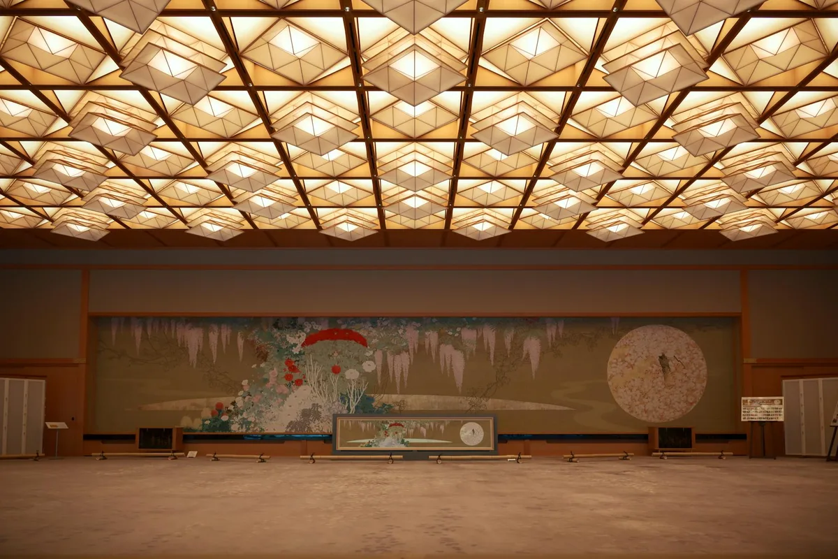 Stanza giapponese spaziosa con decorazioni artistiche e lampade a soffitto geometriche