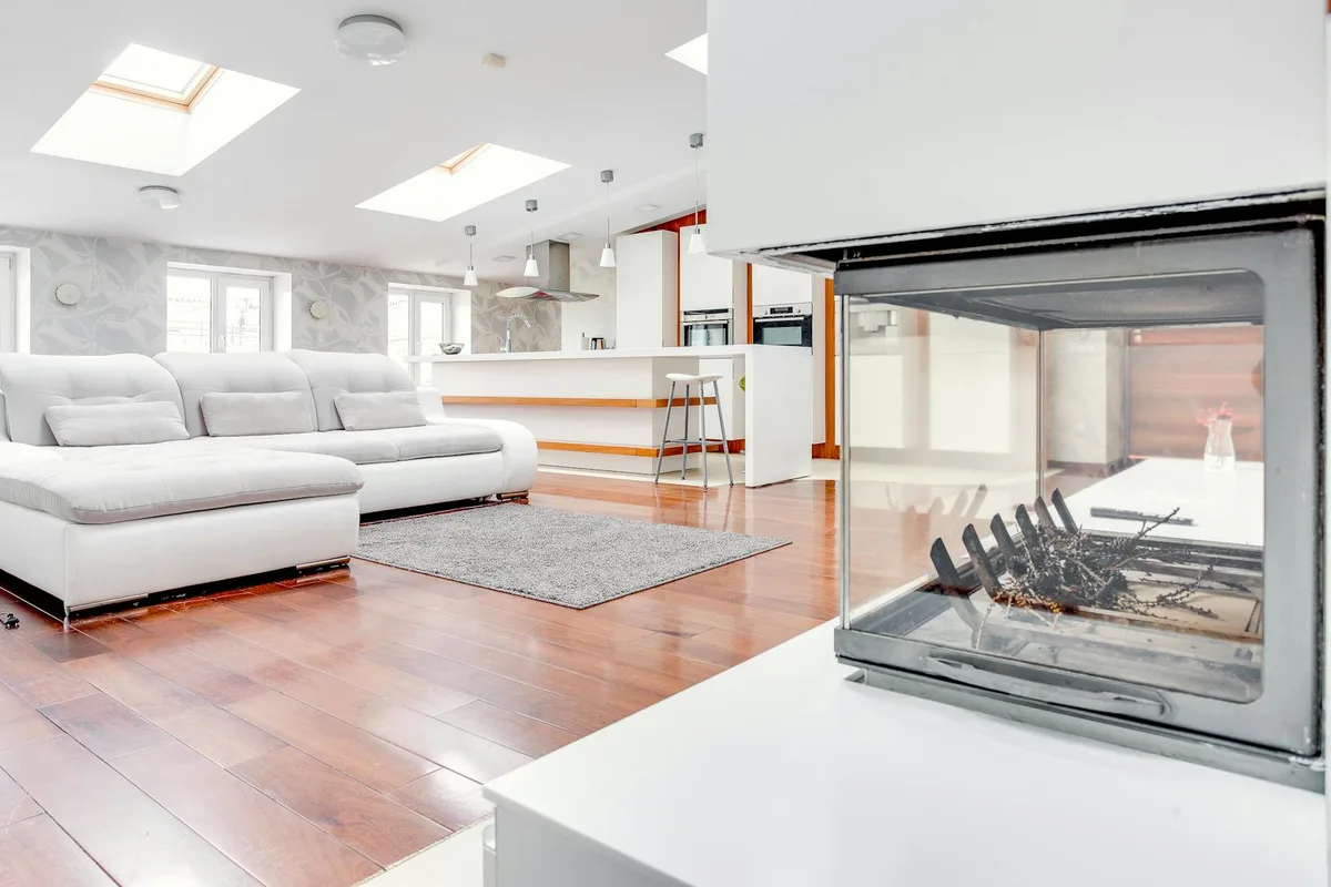 Geräumiges Loft-Interieur mit schickem Design, Kamin und Oberlicht