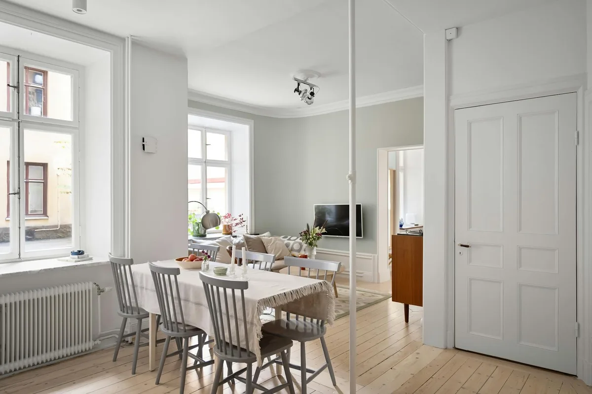 Zona living e pranzo scandinava spaziosa con arredo minimalista
