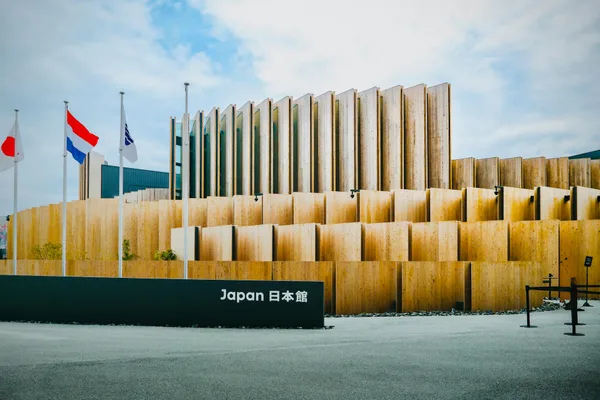 Padiglione giapponese in legno con bandiere al vento sotto un cielo vibrante, design moderno