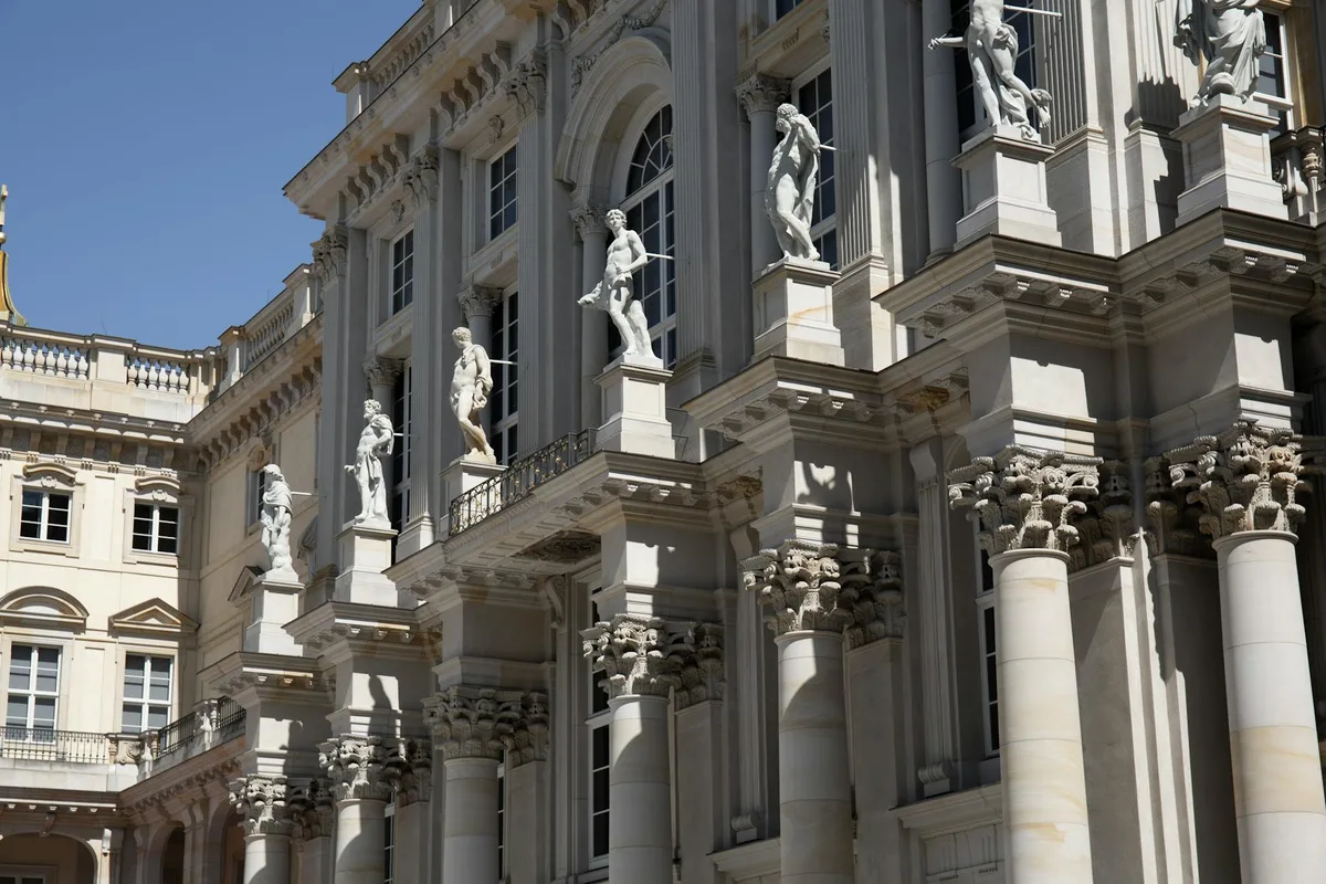 Splendida facciata barocca con sculture in pietra a Berlino, Germania