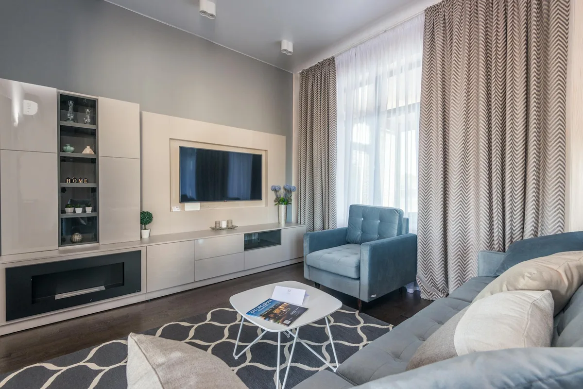 Soggiorno moderno con arredi eleganti e decorazioni, atmosfera accogliente