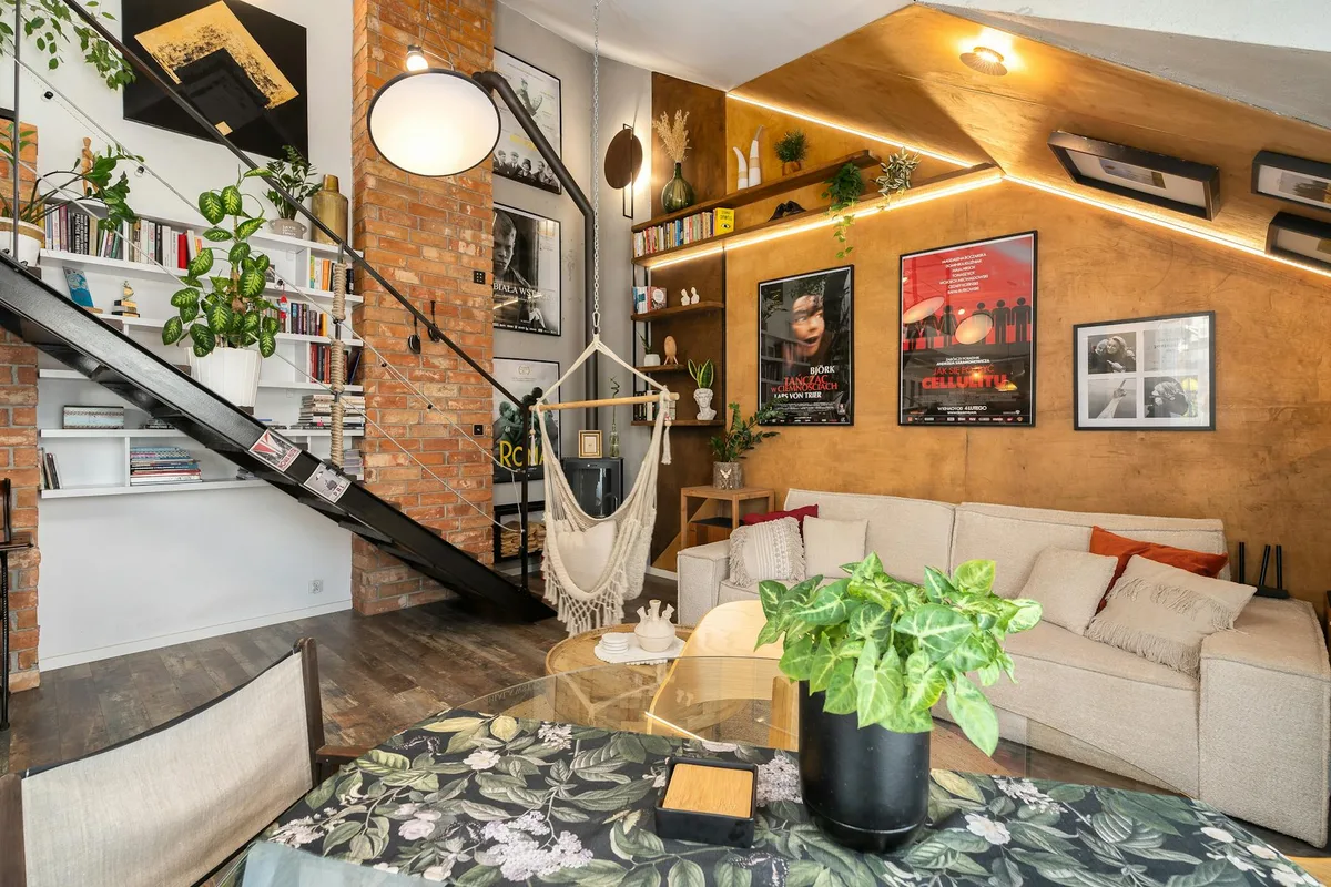 Modernes Wohnzimmer mit Industriedesign, Pflanzen und eklektischer Dekoration