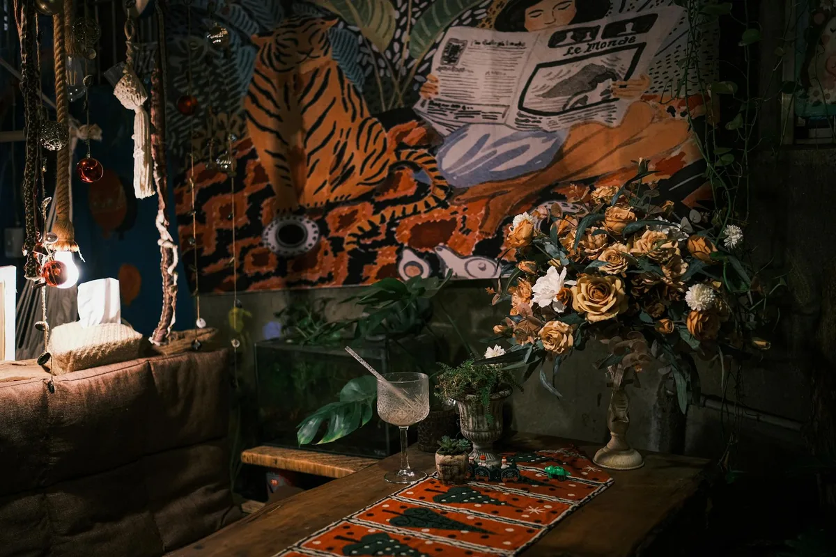 Interno di caffè caldo e accogliente con composizioni floreali e arredi vintage