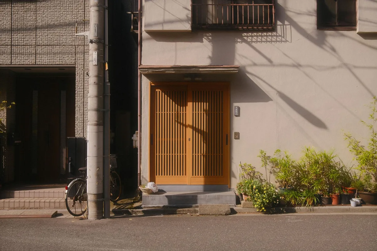 Ingresso caldo di casa giapponese a Tokyo con architettura tradizionale