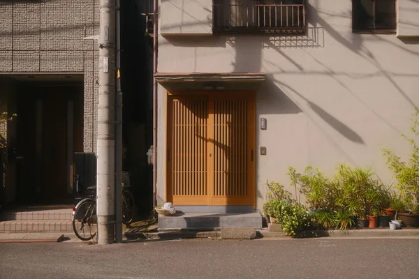 Ingresso caldo di casa giapponese a Tokyo con architettura tradizionale