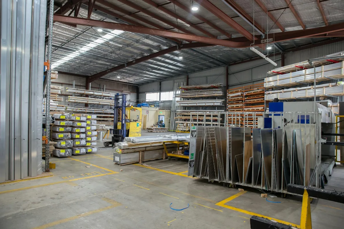 Weitwinkelblick auf ein Industrielager mit Stahl- und Metallblechstapeln