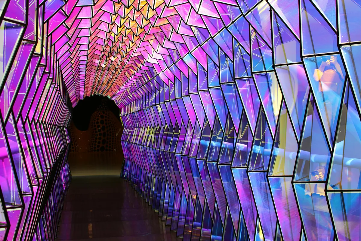 Farbenfroher geometrischer Tunnel mit reflektierenden und beleuchteten Paneelen in einer San Francisco Ausstellung