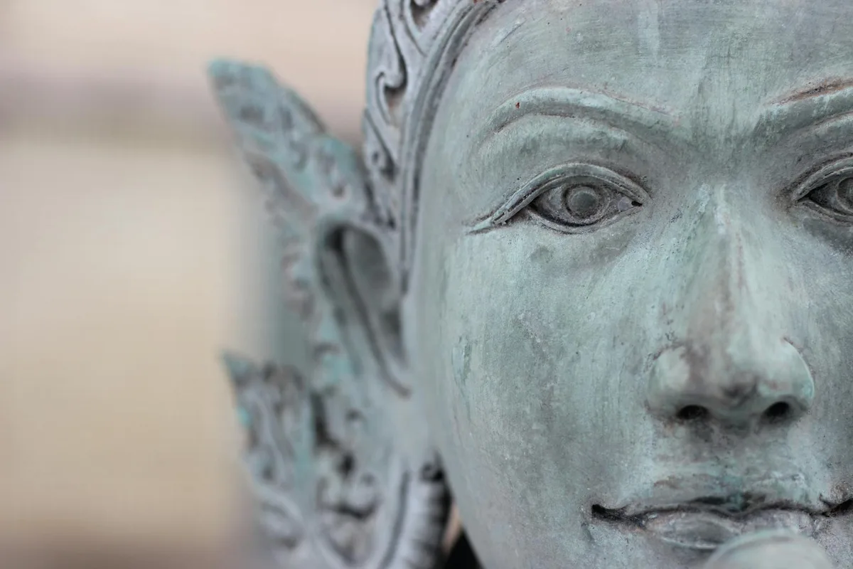 Primo piano dettagliato di un'intricata scultura in bronzo thailandese che mostra la sua maestria