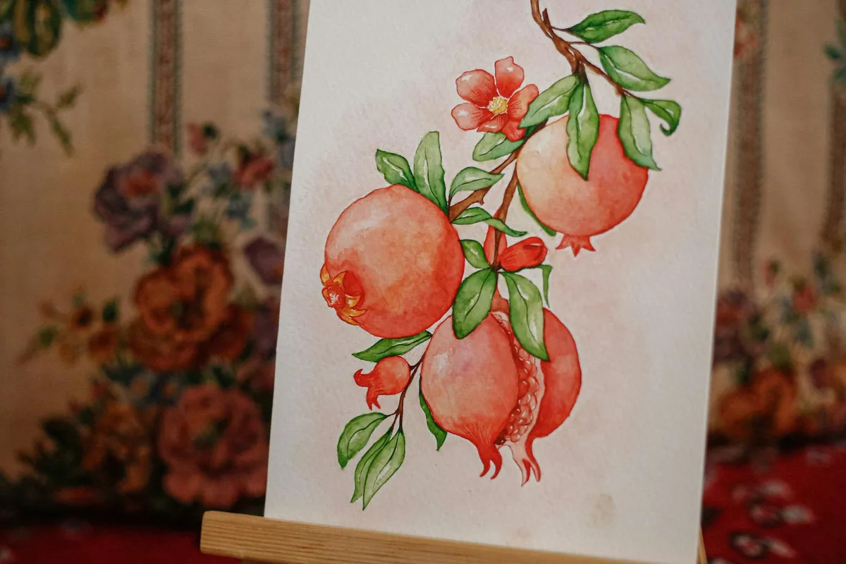 Acquerello dettagliato di melograni con foglie su cavalletto e sfondo floreale