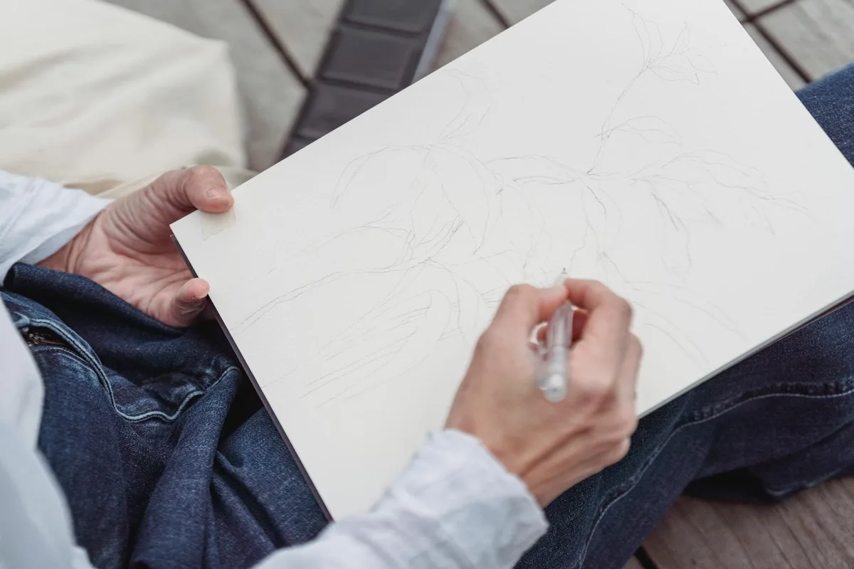 户外铅笔速写：创意素描本上的艺术瞬间