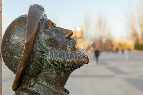 Primo piano di una statua bronzea di pellegrino a Burgos, Spagna, con dettagli artigianali