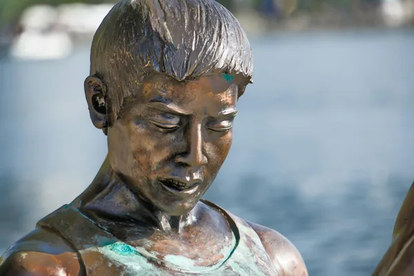 Primo piano di una scultura in bronzo sul Lago di Ginevra a Montreux dall'espressione serena