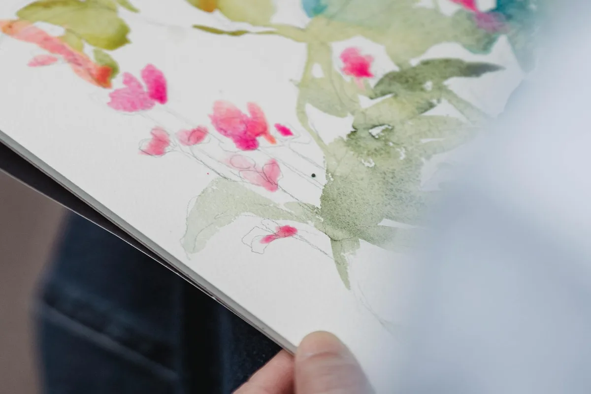 Peinture florale délicate à l’aquarelle sur une page de carnet, créativité artistique