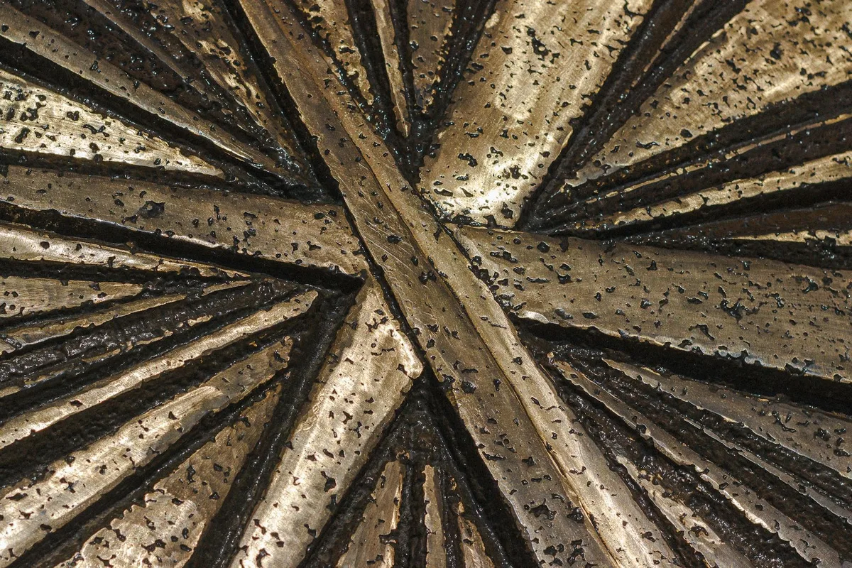 Close-up texturizado metálico com padrões e tons terrosos.