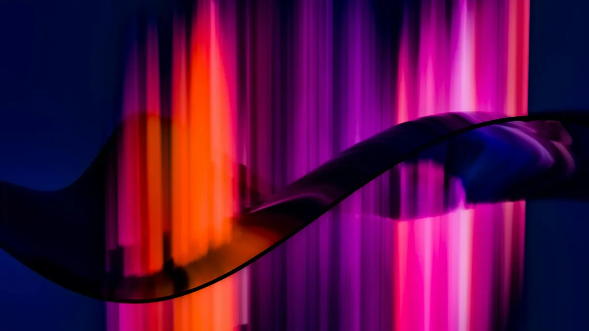 Dynamische abstrakte Kunst mit lebendigen Lichtwellen in Pink- und Orangetönen