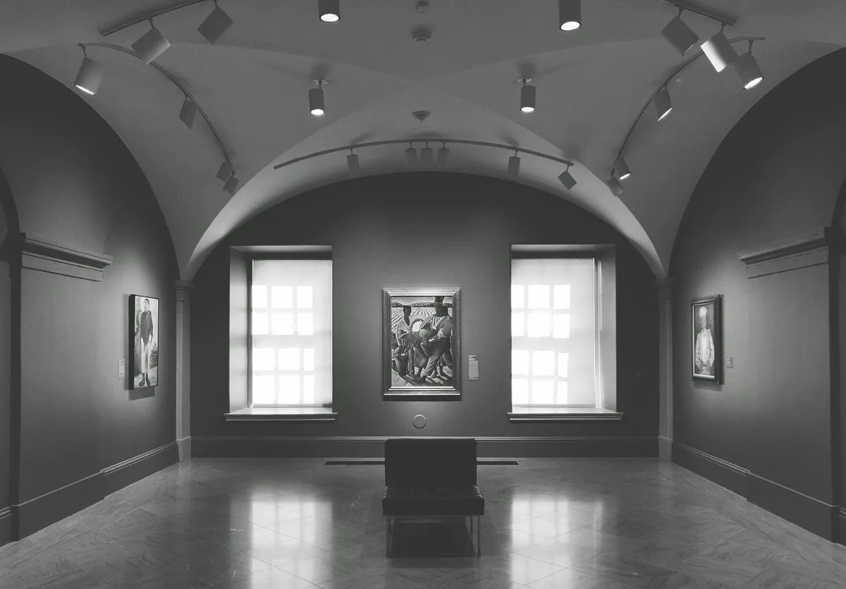 Interno bianco e nero di galleria di museo a Washington DC.