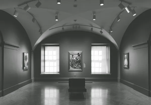 Interno bianco e nero di galleria di museo a Washington DC.