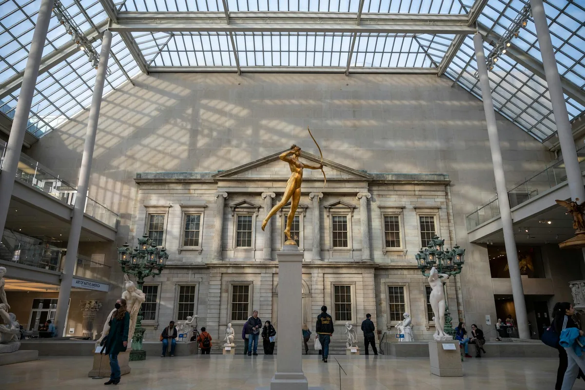 Interni eleganti della galleria sculture del Met con architettura classica