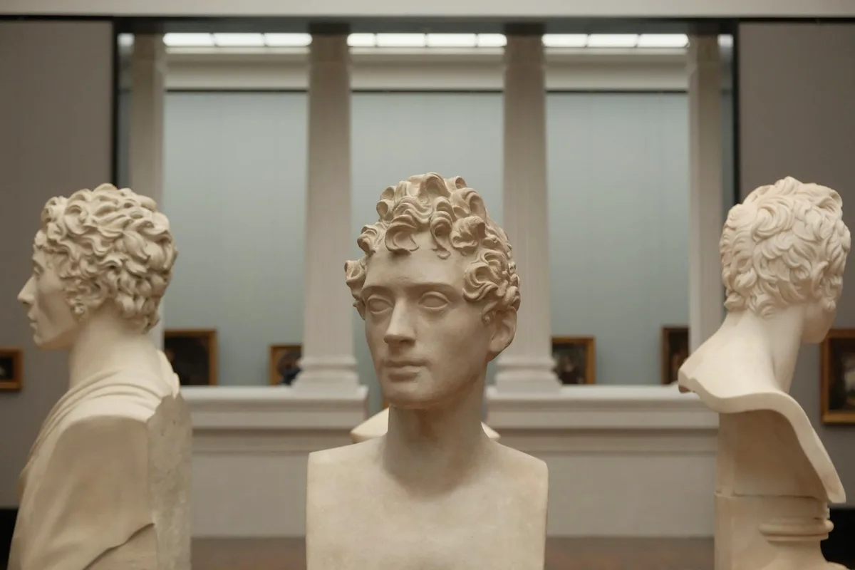 Elegante Marmorbüsten in einer ruhigen Museumsumgebung mit klassischer Kunstfertigkeit