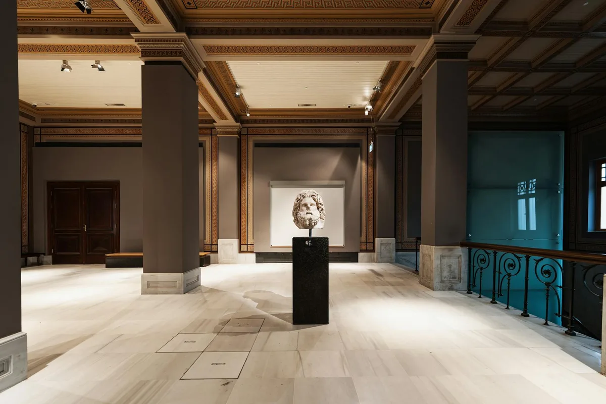 Busto in marmo esposto in un elegante interno museale a Istanbul, Turchia.