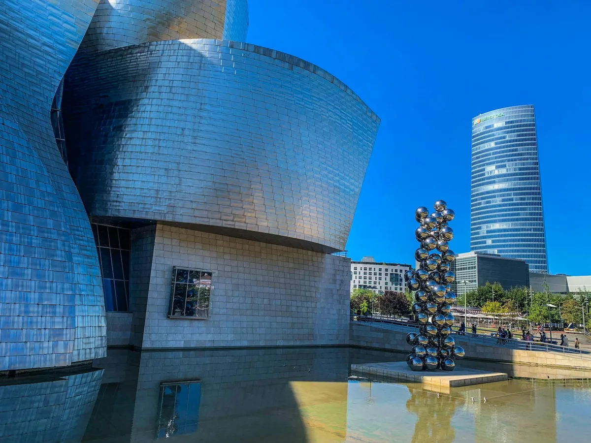 Guggenheim Museum Bilbao – moderne Architektur und reflektierende Skulptur