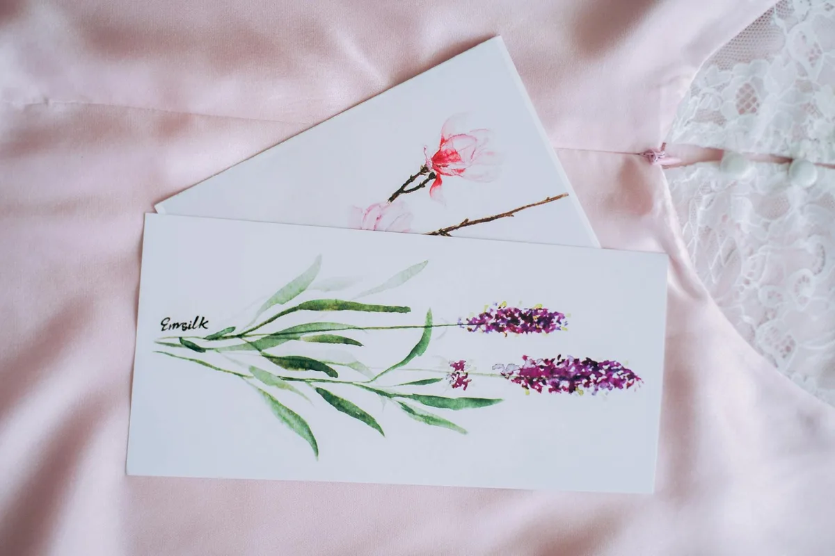 Biglietti floreali con magnolia e lavanda ad acquerello su sfondo rosa