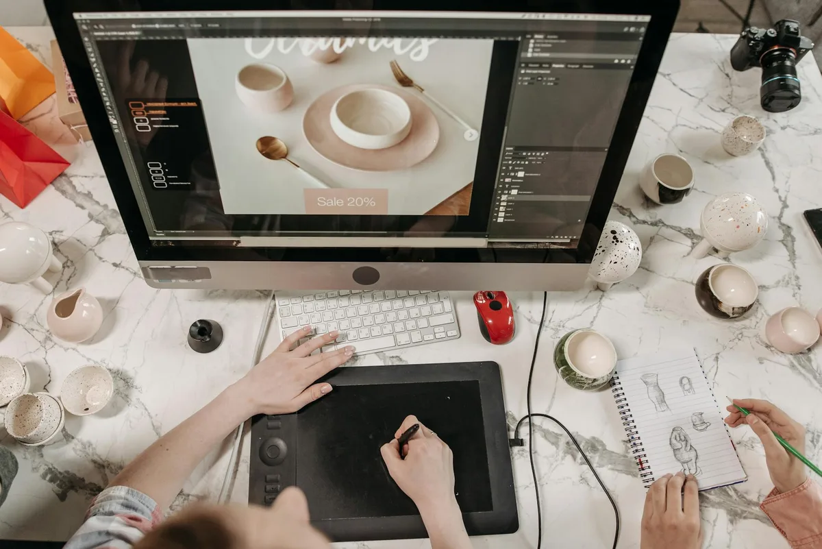 Draufsicht auf kreativen Arbeitsplatz mit Designtools und Skizzen für Teamarbeit