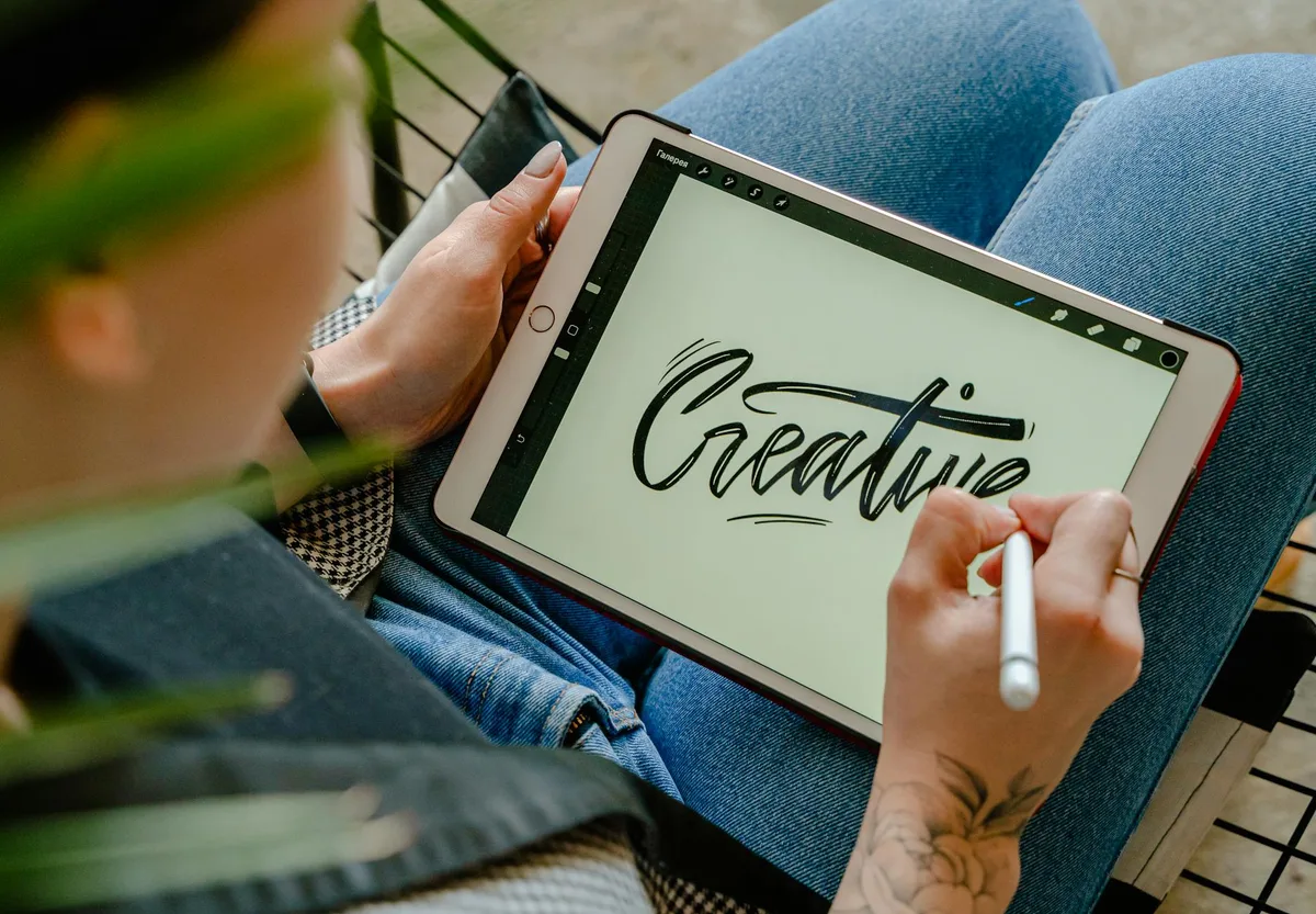Persona con stilo su tablet per lettering digitale creativo