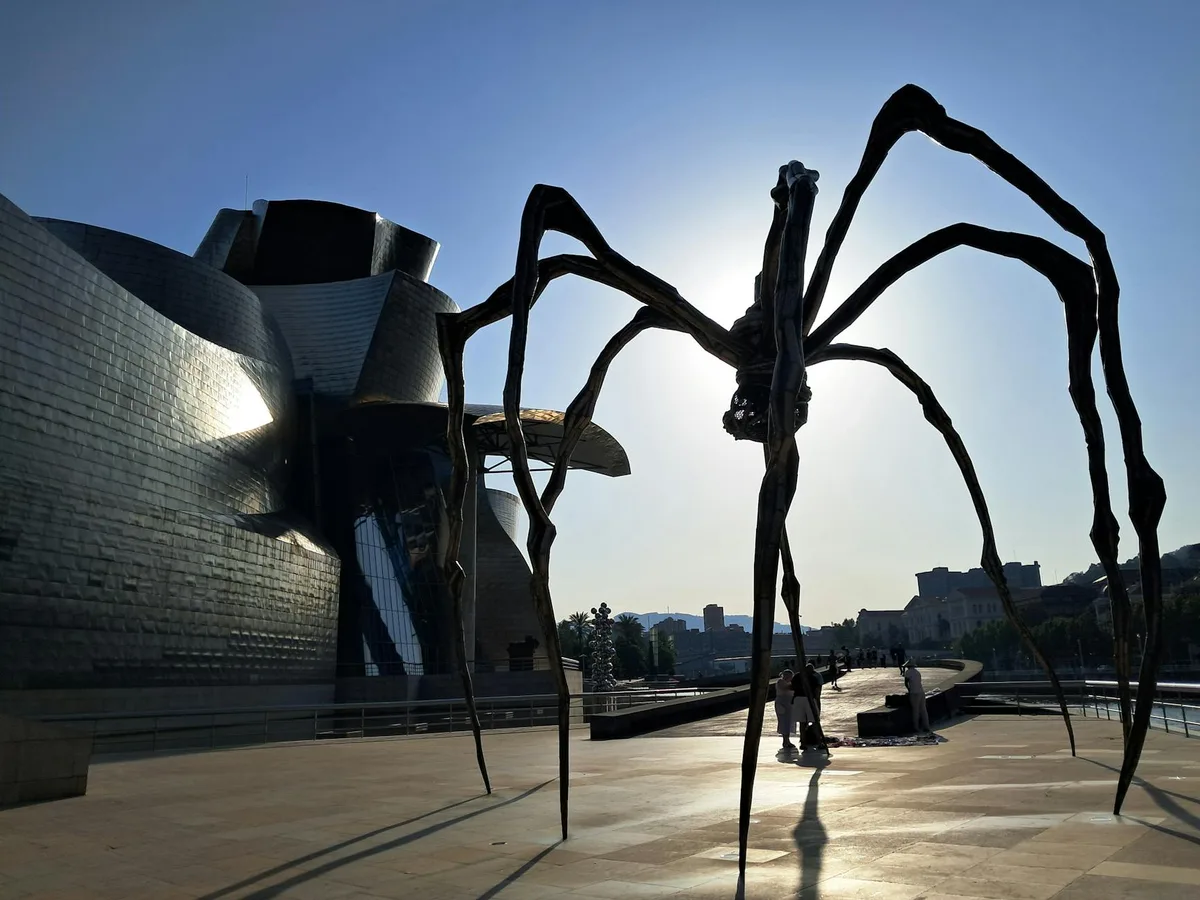 Silhouette Guggenheim Bilbao e Maman controluce