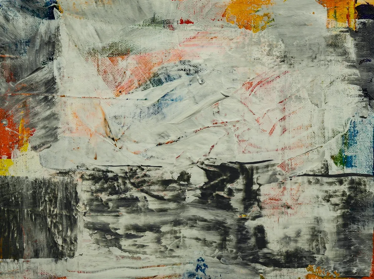 Pittura astratta vibrante con texture decise e colori vari su tela