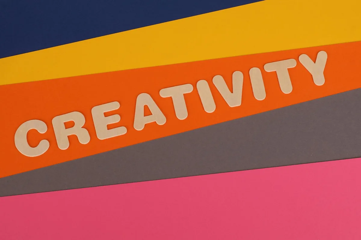 볼드 레터 'Creativity' 레이어드 페이퍼 디자인