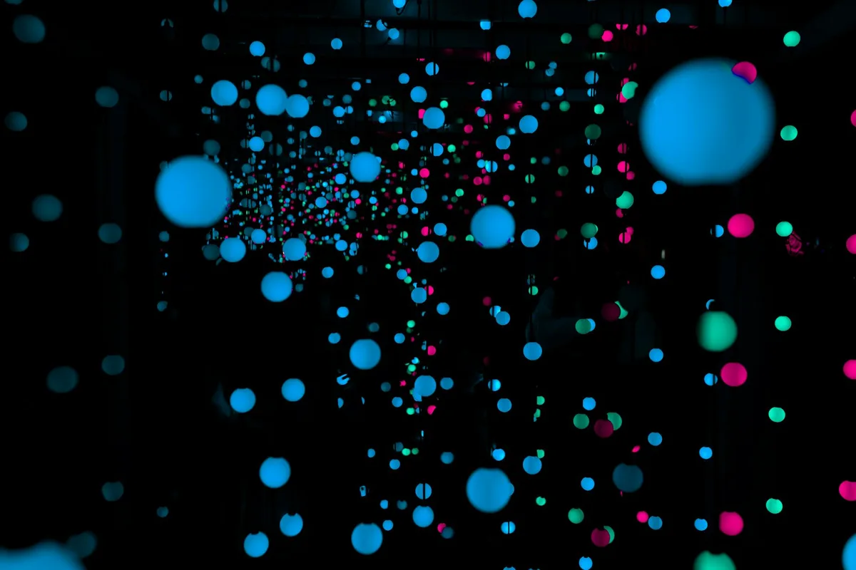 Installazione LED vivida con sfere luminose che creano un'atmosfera surreale