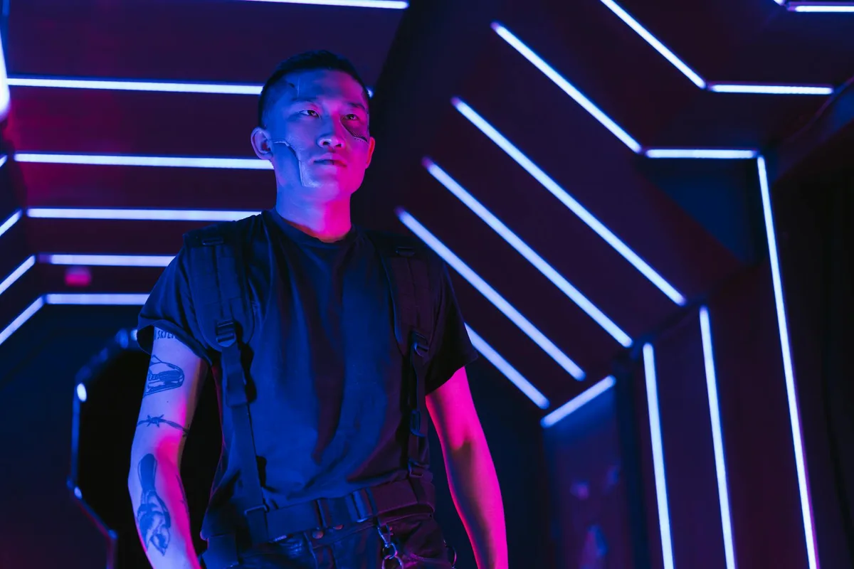 Futuristische Cyberpunk-Szene mit erwachsenem Mann in Neonlichtern