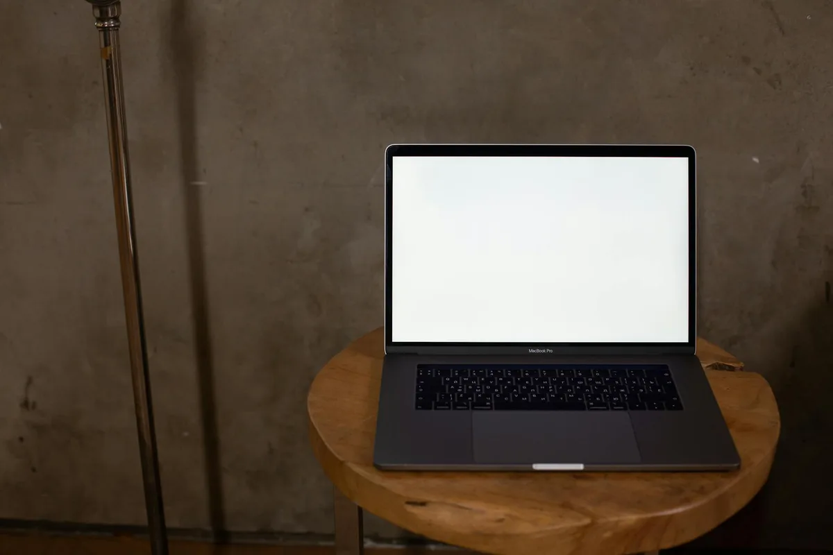 Laptop mit leerem Bildschirm auf Holztisch – perfekt für Mockup- und Designprojekte