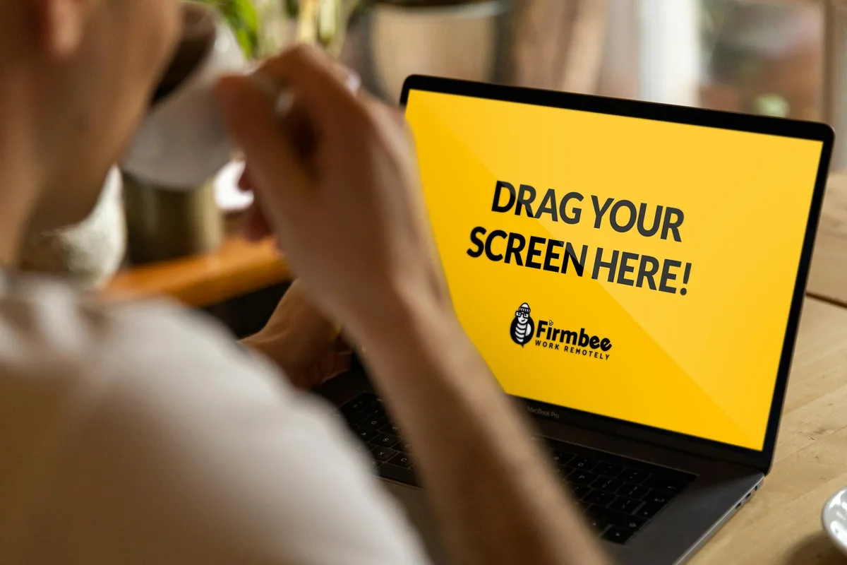 Uomo beve caffè lavora al laptop in interni, remote working