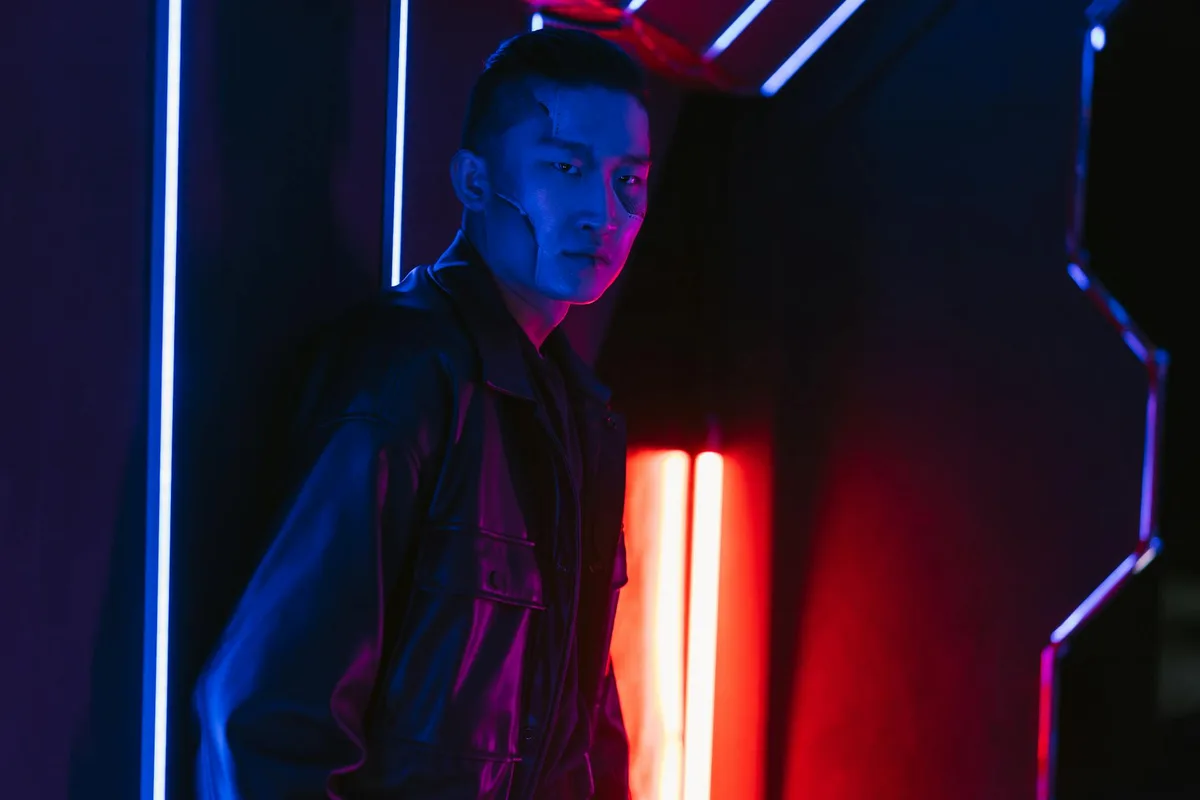 사이버펑크 네온 조명 속 남성, 미래지향적 분위기