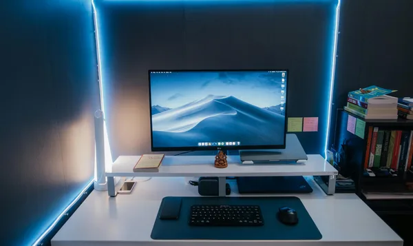 Bureau moderne organisé, éclairage LED, écran d'ordinateur