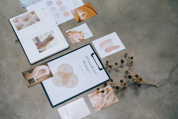 Modernes Flat-Lay von Branding-Strategiedokumenten und Designelementen auf Schreibtisch