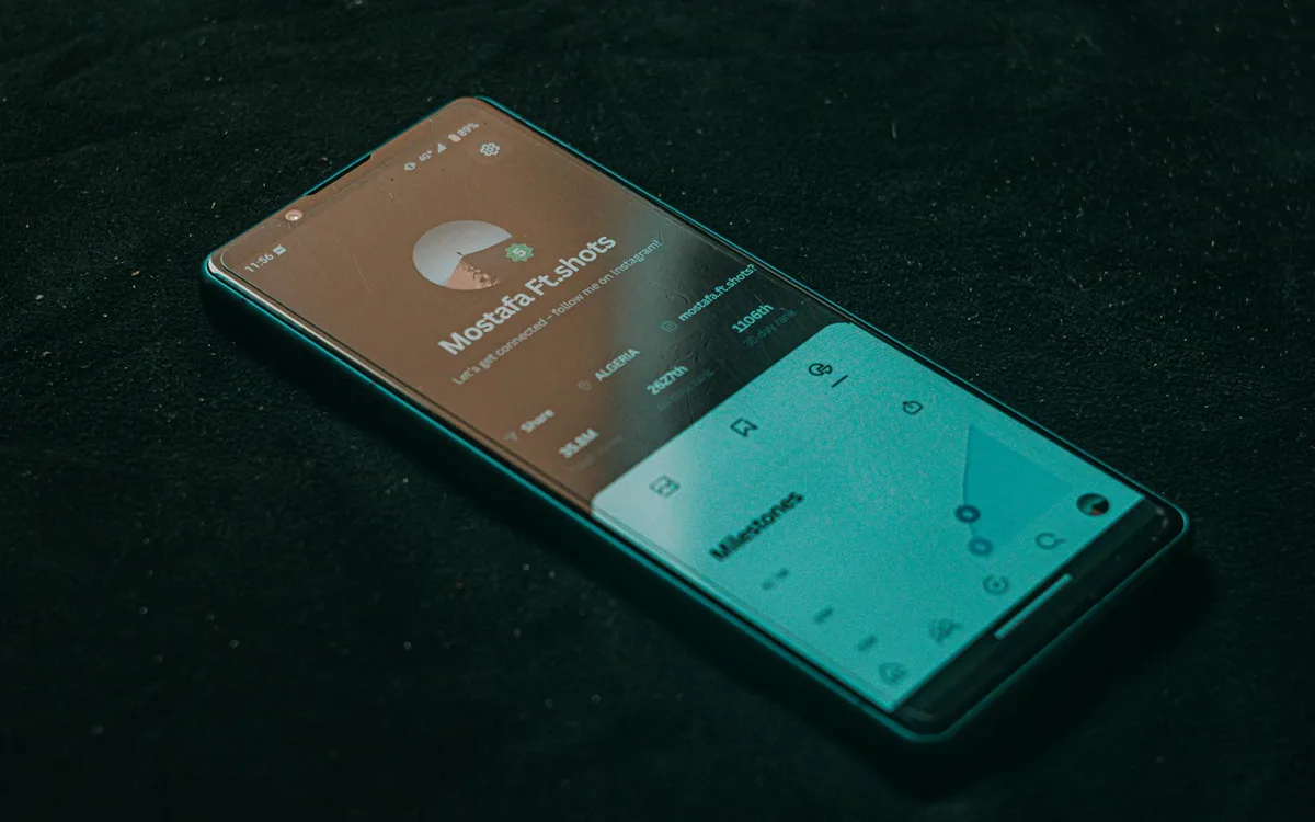 Smartphone con schermo app su superficie scura, tecnologia in evidenza