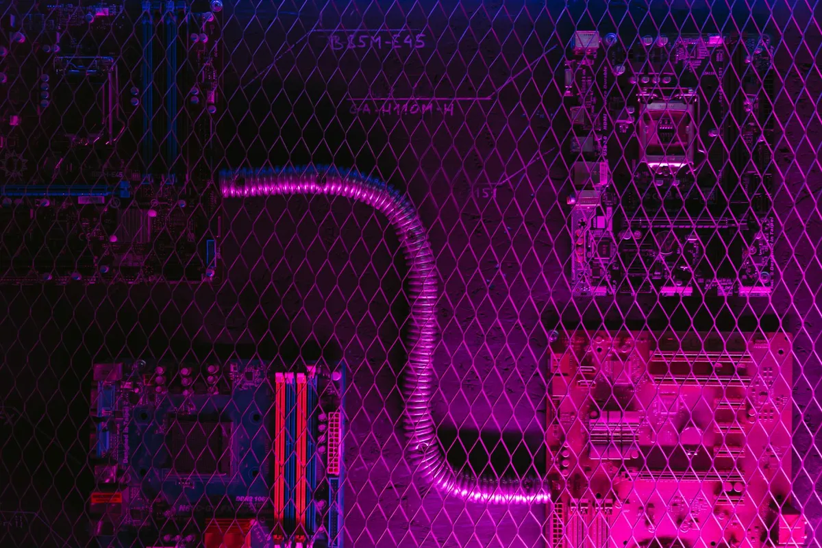 Circuito motherboard astratto con bagliore neon e griglia diagonale che rappresenta la tecnologia moderna