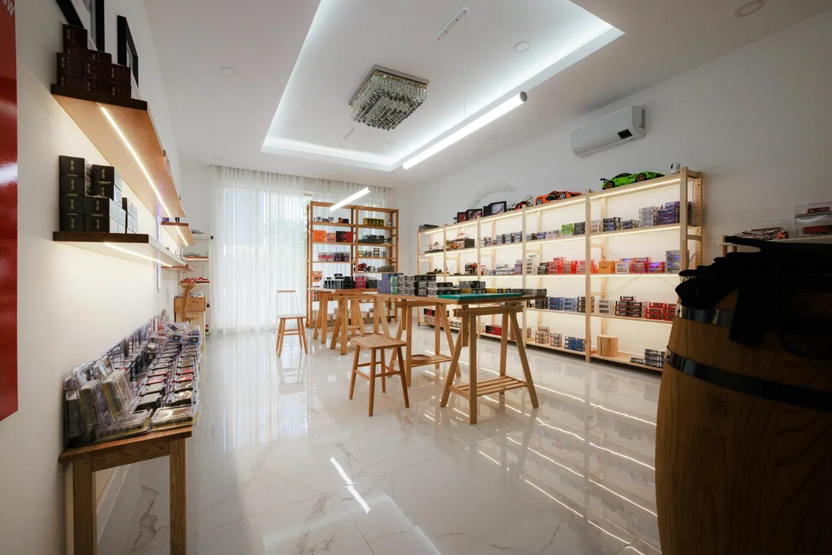 Helles modernes Modellauto-Geschäft in Phnom Penh, Kambodscha