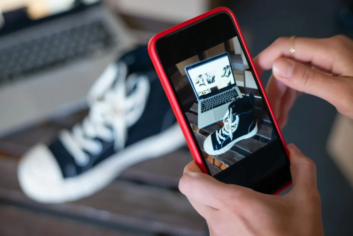 Fotografare sneakers con smartphone per vetrina e-commerce online