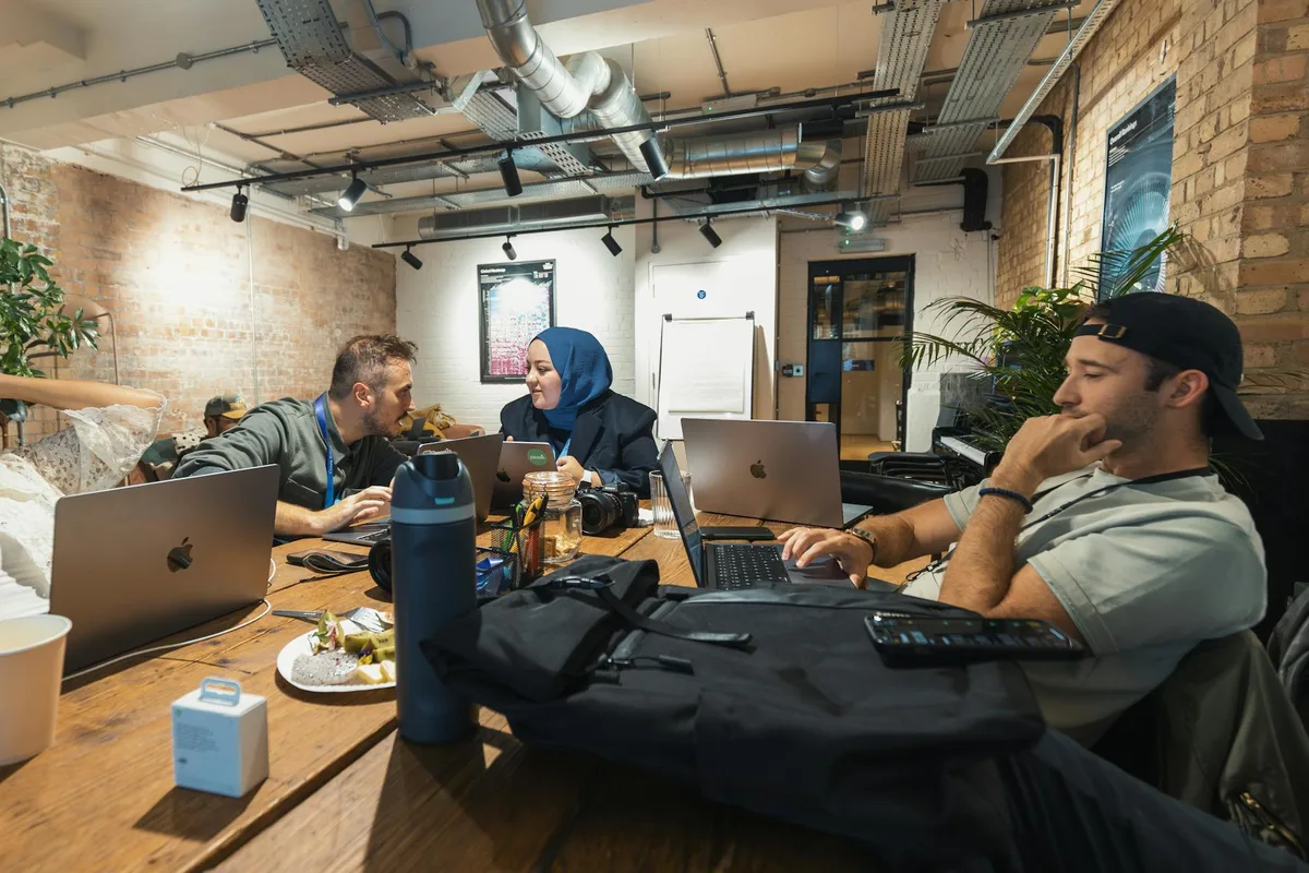 现代办公空间团队协作会议