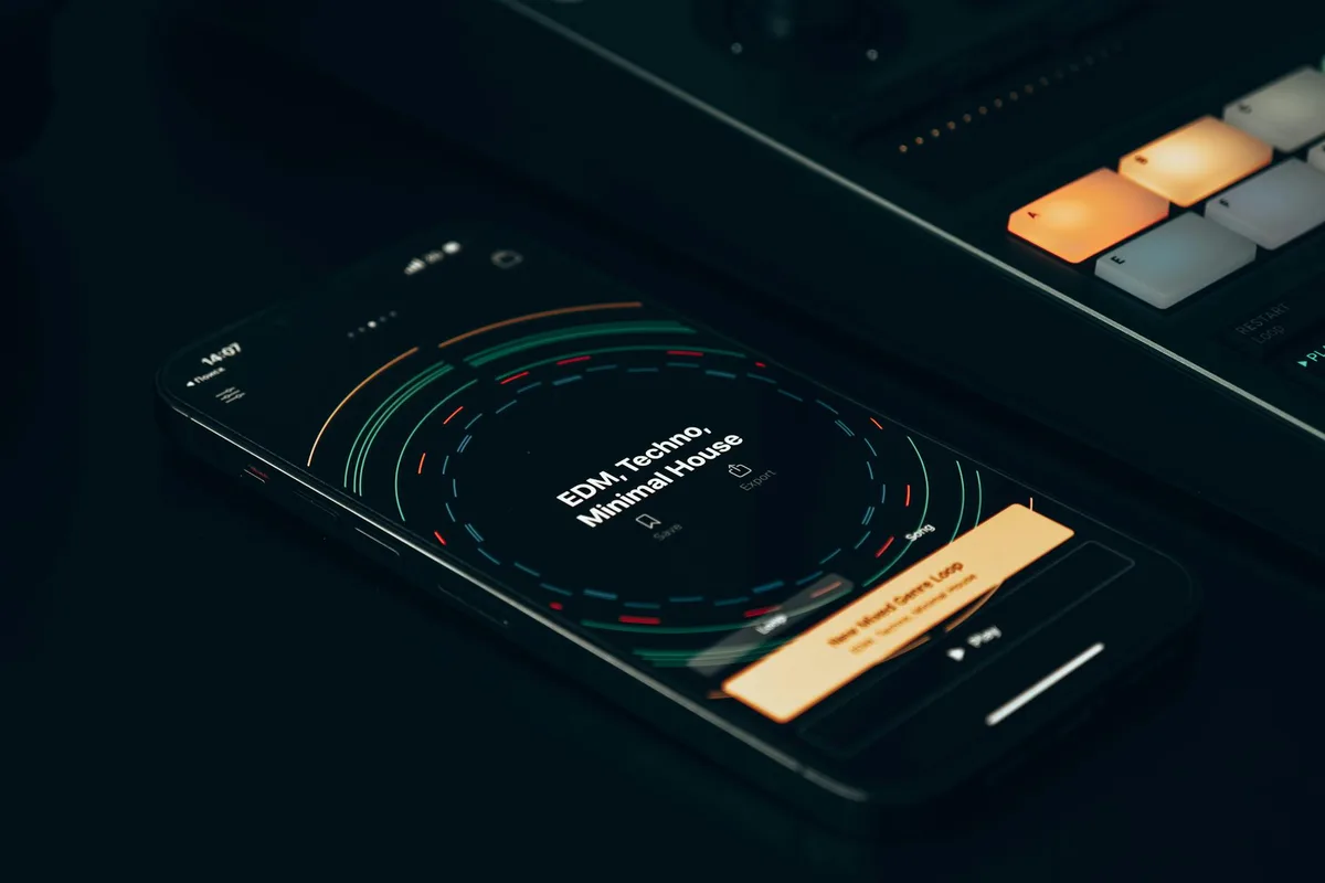 Gros plan d'un smartphone affichant une application de musique EDM, mettant en valeur la technologie moderne et le design mobile